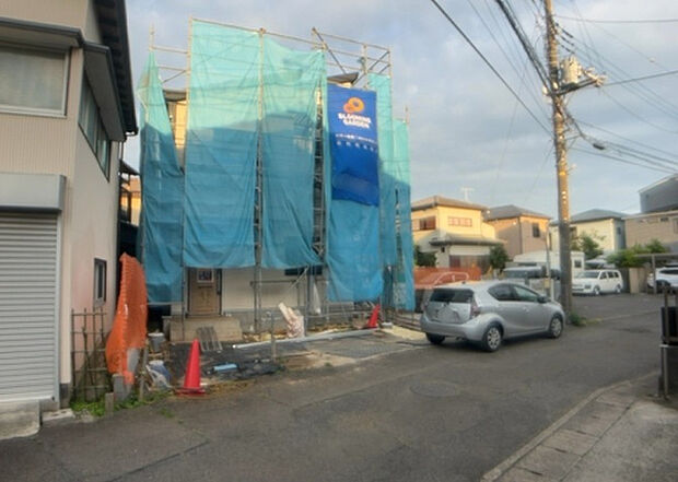 【前面道路含む現地写真_2】お持ちの車種によっては前面道路が広い方が便利でしょう。しかし、前面道路が広ければその分交通量が多くなるため、騒音などが気になる場合があります。実際に現地を見学し、周辺交通量や騒音などを確認しましょう！