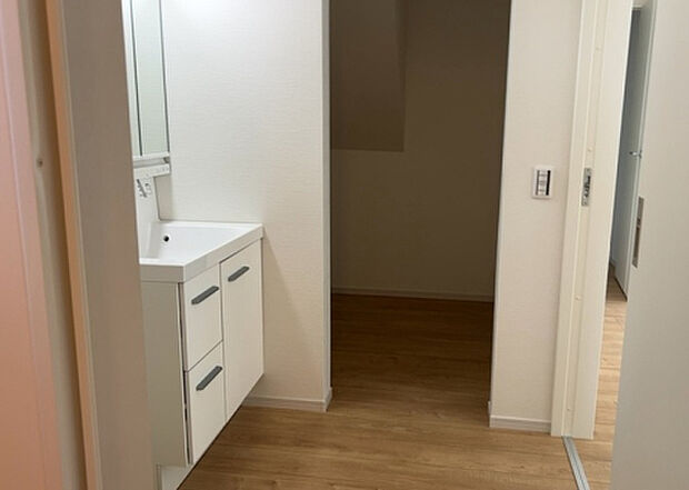 【脱衣場】多くの戸建て住宅で見かける洗面脱衣所は、洗面台と洗濯機が2畳ほどのスペースに並べられていて、洗面所が脱衣所を兼ね備えている間取りが一般的です。お客様が利用することもある、パブリックな空間でもあります。