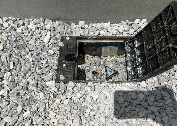 【その他設備】敷地内には、散水栓や立水栓があります。水道水を直接利用できるため、水を運ぶ手間を省くことが出来ます。大量の水を必要とする洗車作業や清掃などに役立ちます。その他設備とあわせて、現地でご確認ください。