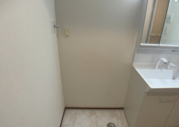 【ランドリースペース】ランドリースペースも気になります。洗濯機置場があり「洗う、干す、取り込む、アイロンがけ、たたむ」など、洗濯に関する家事をするための空間です。広さや収納など付帯設備も含めて、詳細は現地でご確認ください。