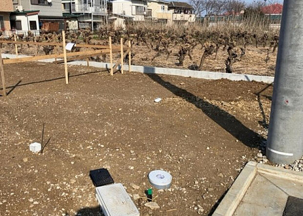 【庭_2】庭のある家に住むことのメリットとして、子どもたちの遊び場を確保できること、ガーデニングや家庭菜園を楽しめること、明るさを確保できることがあります。また、配置を工夫することでプライバシーが確保できます。