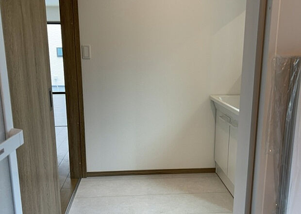 【脱衣場】多くの戸建て住宅で見かける洗面脱衣所は、洗面台と洗濯機が2畳ほどのスペースに並べられていて、洗面所が脱衣所を兼ね備えている間取りが一般的です。お客様が利用することもある、パブリックな空間でもあります。