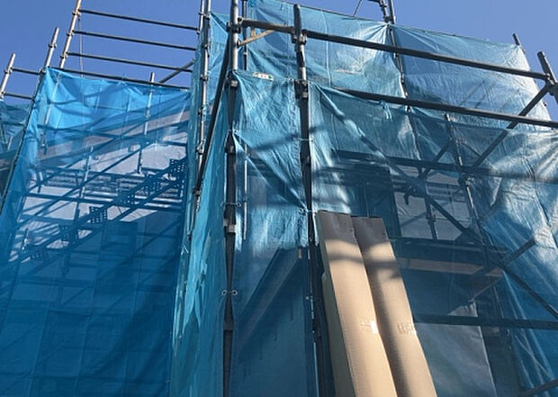 【内装】建物の上下階の通路である階段は、その位置によって動線や室内の印象が大きく左右されます。手摺にも重要な役割があり、転倒の防止・歩行や動作を円滑にして日常生活を支えることを主な目的として設置されています。