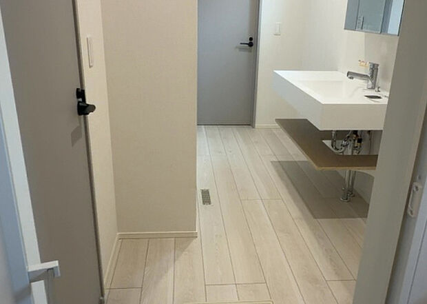 【脱衣場】多くの戸建て住宅で見かける洗面脱衣所は、洗面台と洗濯機が2畳ほどのスペースに並べられていて、洗面所が脱衣所を兼ね備えている間取りが一般的です。お客様が利用することもある、パブリックな空間でもあります。