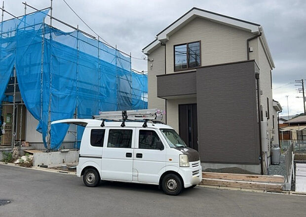 【前面道路含む現地写真_2】お持ちの車種によっては前面道路が広い方が便利でしょう。しかし、前面道路が広ければその分交通量が多くなるため、騒音などが気になる場合があります。実際に現地を見学し、周辺交通量や騒音などを確認しましょう！
