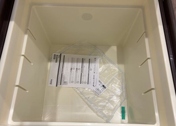 【キッチン床下収納】キッチン床下収納は、調理器具や食器などをスッキリと収納できる便利なスペースです。収納量が多いもの、引き出しがスムーズに開閉するものなど、使い勝手の良いものを選ぶことが大切です。また、湿気がこもりやすい場所なので、通気性の良いものを選ぶこともおすすめです。