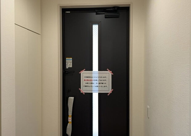 【玄関】玄関は家の顔でもあり、家族以外の目にも止まる場所です。玄関は外との間を仕切る扉、靴などをしまっておく収納スペース、靴脱ぎのたたきスペース、来客とのやり取りをするドアホンなど複数のアイテムからなります。