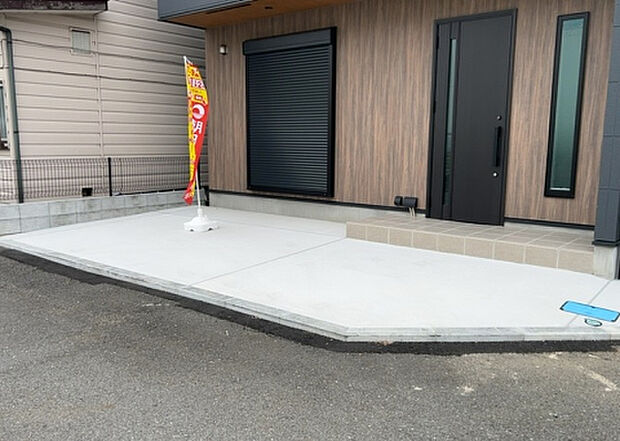 【庭】庭があることでガーデニングや家庭菜園はもちろん、こどもの遊び場やペットを放して遊ぶことができます。また、家の周囲に余裕があるということです。隣地との間があれば、十分な日当たりと、風通しが確保できます。