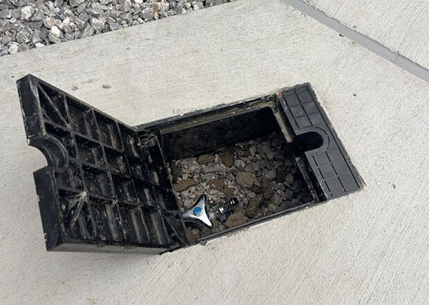 【その他設備】敷地内には、散水栓や立水栓があります。水道水を直接利用できるため、水を運ぶ手間を省くことが出来ます。大量の水を必要とする洗車作業や清掃などに役立ちます。その他設備とあわせて、現地でご確認ください。