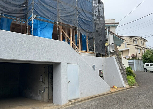 【前面道路含む現地写真_2】お持ちの車種によっては前面道路が広い方が便利でしょう。しかし、前面道路が広ければその分交通量が多くなるため、騒音などが気になる場合があります。実際に現地を見学し、周辺交通量や騒音などを確認しましょう!