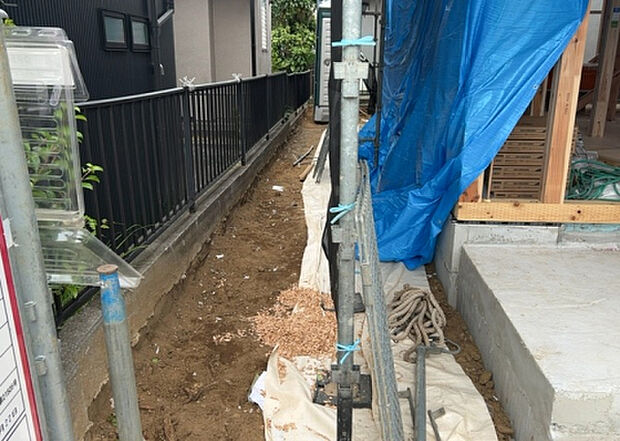 【庭】庭があることでガーデニングや家庭菜園はもちろん、こどもの遊び場やペットを放して遊ぶことができます。また、家の周囲に余裕があるということです。隣地との間があれば、十分な日当たりと、風通しが確保できます。