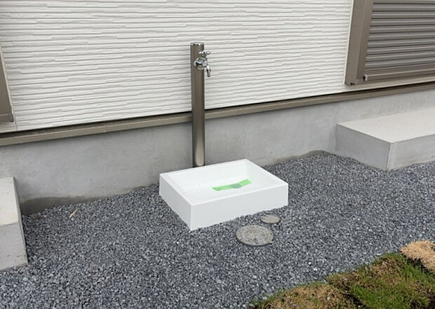 【その他設備】敷地内には、散水栓や立水栓があります。水道水を直接利用できるため、水を運ぶ手間を省くことが出来ます。大量の水を必要とする洗車作業や清掃などに役立ちます。その他設備とあわせて、現地でご確認ください。