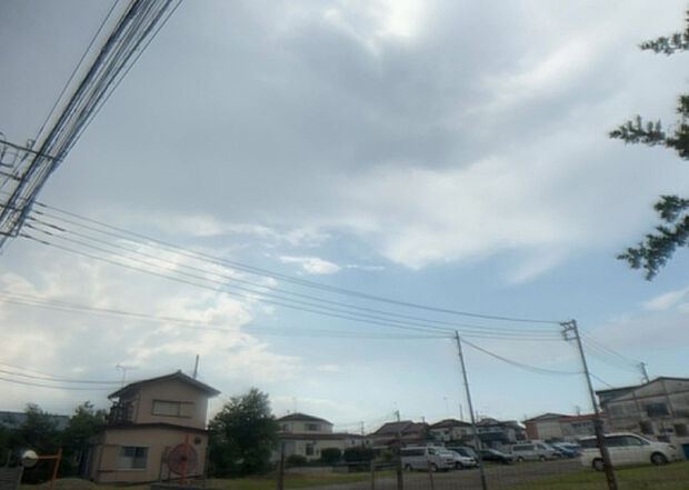 【物件からの展望_2】眺望を気にして物件を探す場合、前面に建物が建っていないか現地で確認しましょう！前面に建物があると景色はもちろん、日当たりや風通しにも影響が出てきます。住んだ時のことを想像しながら現地見学をしましょう。