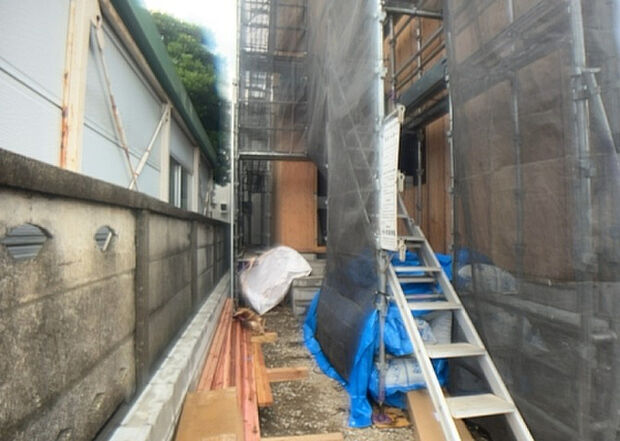 【玄関】玄関は家の顔でもあり、家族以外の目にも止まる場所です。玄関は外との間を仕切る扉、靴などをしまっておく収納スペース、靴脱ぎのたたきスペース、来客とのやり取りをするドアホンなど複数のアイテムからなります。
