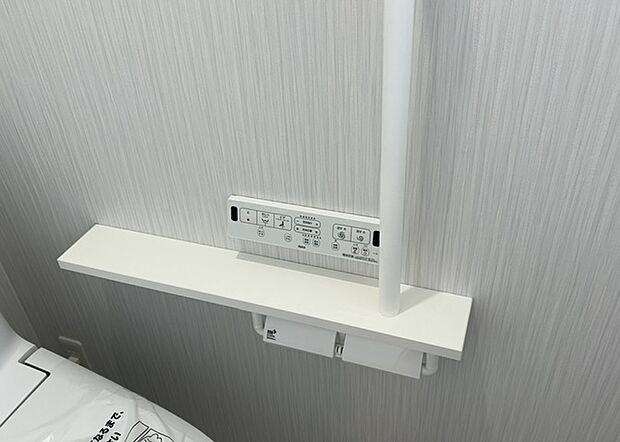 【ウォシュレット（リモコン）】ウォシュレットは、衛生面だけでなく、快適性も向上させる便利な設備です。洗浄機能の種類や水温調節機能など、様々な機能が付いたものが多くあります。リモコンも、操作が簡単で、使いやすいものを選びましょう。