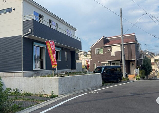 【前面道路含む現地写真_2】前面道路の幅員や歩道の有無、近隣の建物との距離感などは、実際の生活の利便性や安全性に大きく影響します。複数のアングルから前面道路の状況を確認することで、より具体的に生活イメージを描けます。