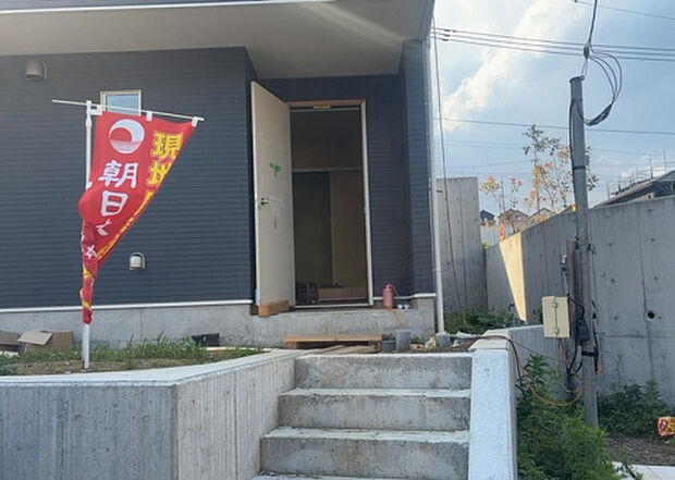 【玄関】玄関は家の顔でもあり、家族以外の目にも止まる場所です。玄関は外との間を仕切る扉、靴などをしまっておく収納スペース、靴脱ぎのたたきスペース、来客とのやり取りをするドアホンなど複数のアイテムからなります。