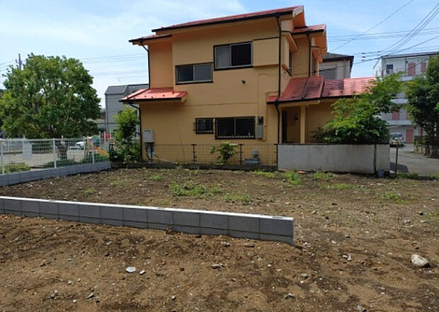 【外観_3】現地に行くなら、物件の周囲の地形がどうなっているかを見ることも大切です。周辺より低くなっている土地では、大雨などで水が集まりやすいため、地盤が弱くなっているということも考えられるため、注意が必要です。