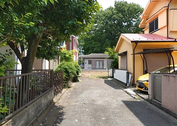 【前面道路含む現地写真_2】前面道路の幅員や歩道の有無、近隣の建物との距離感などは、実際の生活の利便性や安全性に大きく影響します。複数のアングルから前面道路の状況を確認することで、より具体的に生活イメージを描けます。