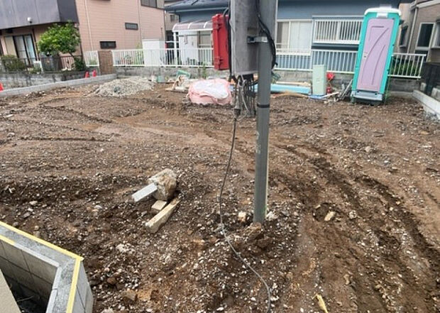 【玄関_2】玄関は、狭すぎると複数人で使いにくく、広すぎても無駄な空間になりがちです。最低2畳を目安にして、家の広さとの兼ね合いや家族の人数を考慮して決めるとよいでしょう。現地を見学して快適な玄関を選びましょう！