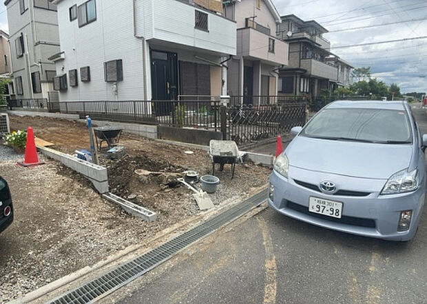 【前面道路含む現地写真_2】お持ちの車種によっては前面道路が広い方が便利でしょう。しかし、前面道路が広ければその分交通量が多くなるため、騒音などが気になる場合があります。実際に現地を見学し、周辺交通量や騒音などを確認しましょう！