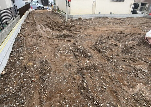 【庭】庭があることでガーデニングや家庭菜園はもちろん、こどもの遊び場やペットを放して遊ぶことができます。また、家の周囲に余裕があるということです。隣地との間があれば、十分な日当たりと、風通しが確保できます。