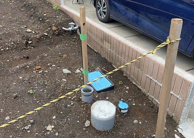 【その他設備】敷地内には、散水栓や立水栓があります。水道水を直接利用できるため、水を運ぶ手間を省くことが出来ます。大量の水を必要とする洗車作業や清掃などに役立ちます。その他設備とあわせて、現地でご確認ください。