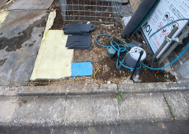【その他設備】敷地内には、散水栓や立水栓があります。水道水を直接利用できるため、水を運ぶ手間を省くことが出来ます。大量の水を必要とする洗車作業や清掃などに役立ちます。その他設備とあわせて、現地でご確認ください。