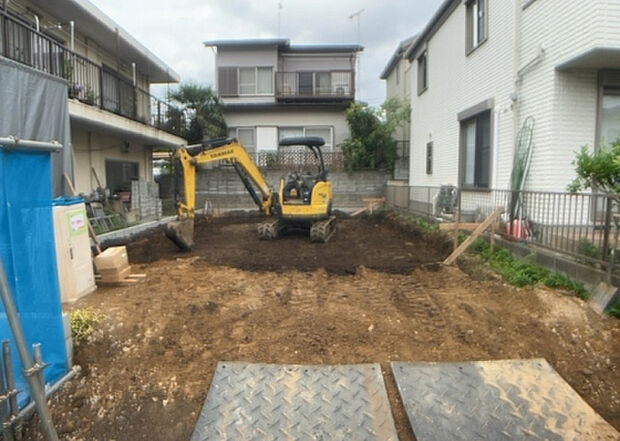 【庭】庭があることでガーデニングや家庭菜園はもちろん、こどもの遊び場やペットを放して遊ぶことができます。また、家の周囲に余裕があるということです。隣地との間があれば、十分な日当たりと、風通しが確保できます。