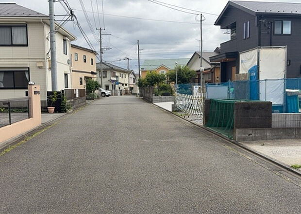 【前面道路含む現地写真_2】お持ちの車種によっては前面道路が広い方が便利でしょう。しかし、前面道路が広ければその分交通量が多くなるため、騒音などが気になる場合があります。実際に現地を見学し、周辺交通量や騒音などを確認しましょう！