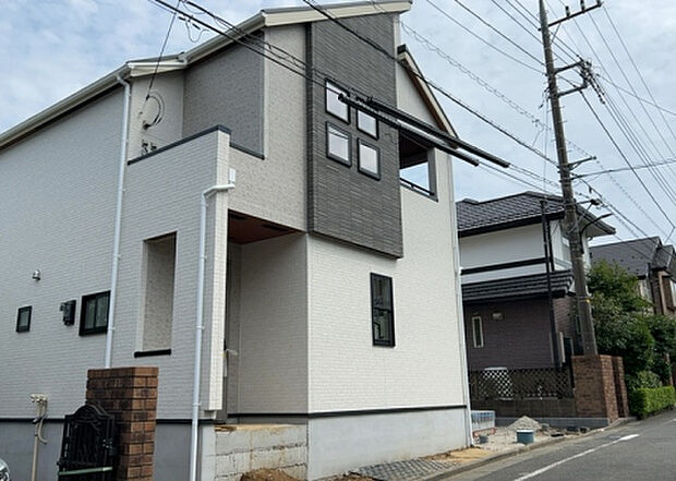 【前面道路含む現地写真_2】お持ちの車種によっては前面道路が広い方が便利でしょう。しかし、前面道路が広ければその分交通量が多くなるため、騒音などが気になる場合があります。実際に現地を見学し、周辺交通量や騒音などを確認しましょう!