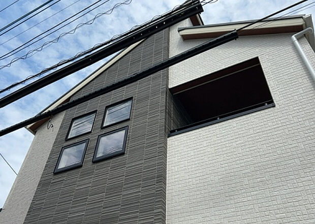 【内装】建物の上下階の通路である階段は、その位置によって動線や室内の印象が大きく左右されます。手摺にも重要な役割があり、転倒の防止・歩行や動作を円滑にして日常生活を支えることを主な目的として設置されています。
