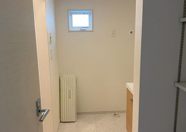 【脱衣場】多くの戸建て住宅で見かける洗面脱衣所は、洗面台と洗濯機が2畳ほどのスペースに並べられていて、洗面所が脱衣所を兼ね備えている間取りが一般的です。お客様が利用することもある、パブリックな空間でもあります。