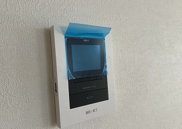 【ＴＶモニター付きインターホン】TVモニター付きインターホンは、来訪者の顔を確認できるだけでなく、音声でやり取りすることもできるため、セキュリティ面で安心できる設備です。モニター画面が大きく見やすいもの、夜間でも来訪者をしっかりと確認できるものなど、機能性を重視したいところです。