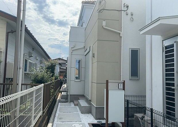 【庭】庭があることでガーデニングや家庭菜園はもちろん、こどもの遊び場やペットを放して遊ぶことができます。また、家の周囲に余裕があるということです。隣地との間があれば、十分な日当たりと、風通しが確保できます。