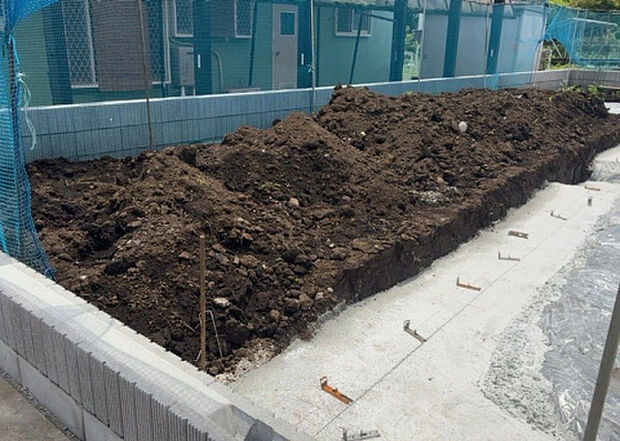 【庭】庭があることでガーデニングや家庭菜園はもちろん、こどもの遊び場やペットを放して遊ぶことができます。また、家の周囲に余裕があるということです。隣地との間があれば、十分な日当たりと、風通しが確保できます。