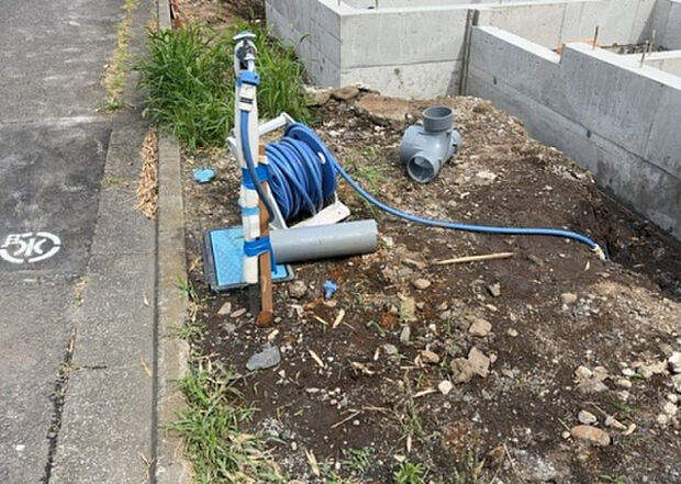 【その他設備】敷地内には、散水栓や立水栓があります。水道水を直接利用できるため、水を運ぶ手間を省くことが出来ます。大量の水を必要とする洗車作業や清掃などに役立ちます。その他設備とあわせて、現地でご確認ください。