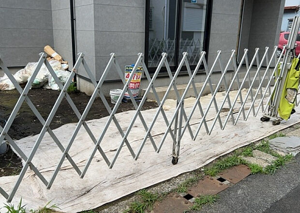 【駐車場】駐車場と明記されていても、最小スペースでつくられた駐車場だと大型車は駐車できなかったり、出入りしにくくなったりする可能性があります。お車のサイズと購入したい物件の駐車場のサイズを現地で確認しましょう。