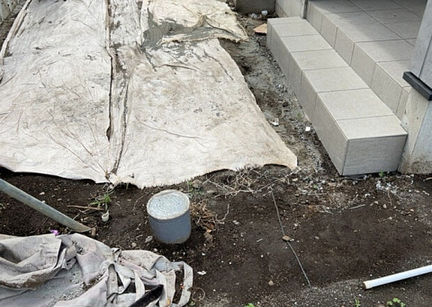 【その他設備】敷地内には、散水栓や立水栓があります。水道水を直接利用できるため、水を運ぶ手間を省くことが出来ます。大量の水を必要とする洗車作業や清掃などに役立ちます。その他設備とあわせて、現地でご確認ください。