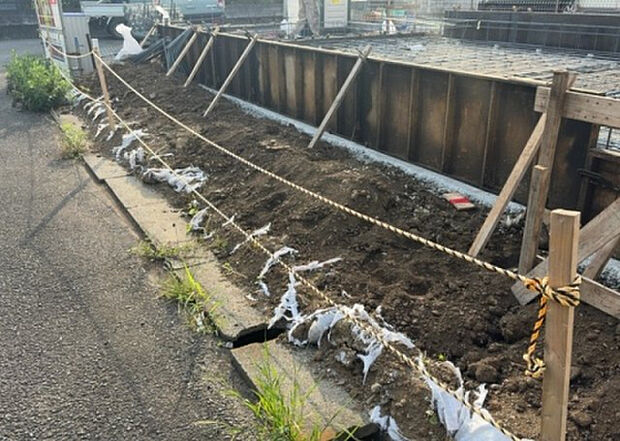 【庭】庭があることでガーデニングや家庭菜園はもちろん、こどもの遊び場やペットを放して遊ぶことができます。また、家の周囲に余裕があるということです。隣地との間があれば、十分な日当たりと、風通しが確保できます。