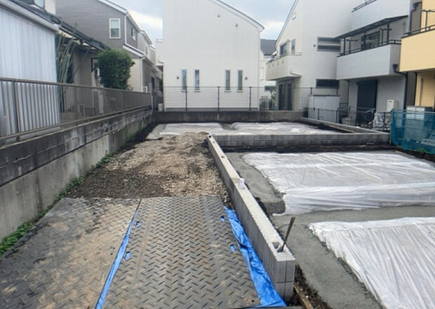 【外観_3】現地に行くなら、物件の周囲の地形がどうなっているかを見ることも大切です。周辺より低くなっている土地では、大雨などで水が集まりやすいため、地盤が弱くなっているということも考えられるため、注意が必要です。