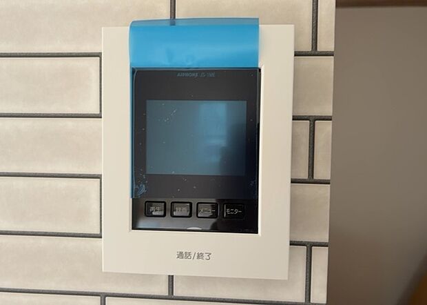 【ＴＶモニター付きインターホン】TVモニター付きインターホンは、来訪者の顔を確認できるだけでなく、音声でやり取りすることもできるため、セキュリティ面で安心できる設備です。モニター画面が大きく見やすいもの、夜間でも来訪者をしっかりと確認できるものなど、機能性を重視したいところです。