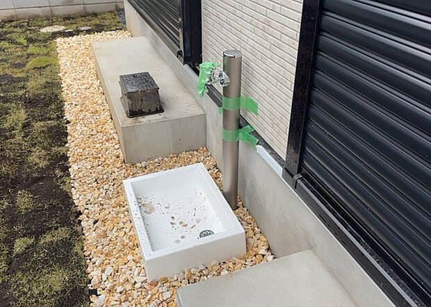 【外水栓】外水栓は、庭の水やりや洗車など、様々な用途に使える便利な設備です。ホースがしっかりと接続できるもの、水圧が安定しているものなど、使い勝手の良いものを選びましょう。また、凍結防止機能が付いているものなら、冬場でも安心して使用できます。