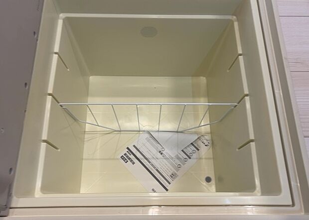 【キッチン床下収納】キッチン床下収納は、調理器具や食器などをスッキリと収納できる便利なスペースです。収納量が多いもの、引き出しがスムーズに開閉するものなど、使い勝手の良いものを選ぶことが大切です。また、湿気がこもりやすい場所なので、通気性の良いものを選ぶこともおすすめです。
