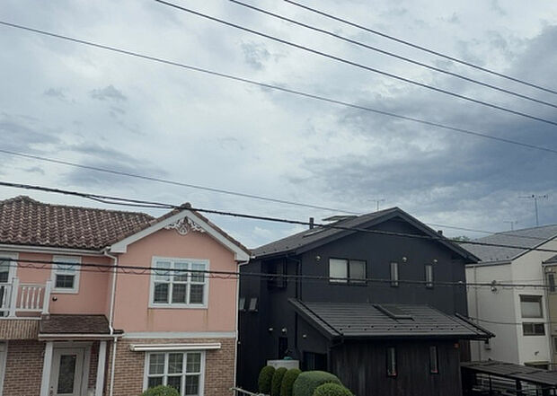 【物件からの展望】眺望を気にして物件を探す場合、前面に建物が建っていないか現地で確認しましょう！前面に建物があると景色はもちろん、日当たりや風通しにも影響が出てきます。住んだ時のことを想像しながら現地見学をしましょう。