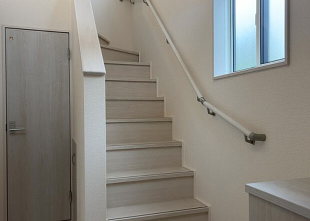 【内装】建物の上下階の通路である階段は、その位置によって動線や室内の印象が大きく左右されます。手摺にも重要な役割があり、転倒の防止・歩行や動作を円滑にして日常生活を支えることを主な目的として設置されています。