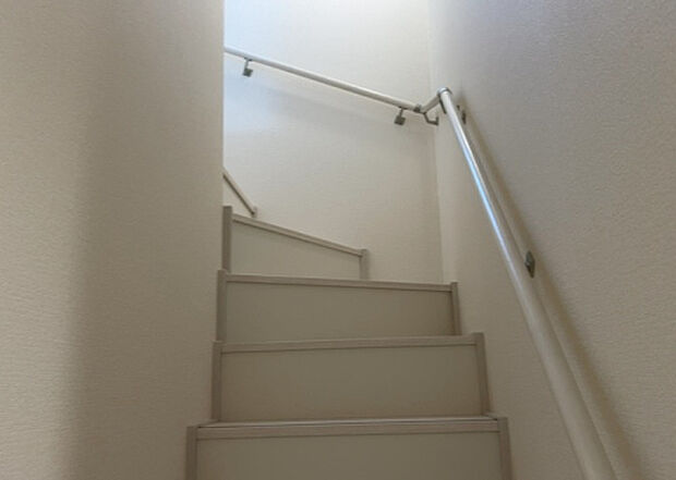 【内装】建物の上下階の通路である階段は、その位置によって動線や室内の印象が大きく左右されます。手摺にも重要な役割があり、転倒の防止・歩行や動作を円滑にして日常生活を支えることを主な目的として設置されています。