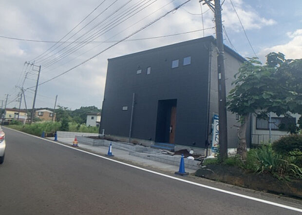 【前面道路含む現地写真_2】お持ちの車種によっては前面道路が広い方が便利でしょう。しかし、前面道路が広ければその分交通量が多くなるため、騒音などが気になる場合があります。実際に現地を見学し、周辺交通量や騒音などを確認しましょう!