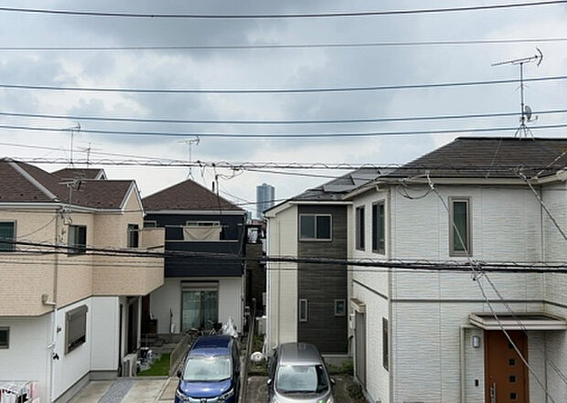 【物件からの展望】眺望を気にして物件を探す場合、前面に建物が建っていないか現地で確認しましょう!前面に建物があると景色はもちろん、日当たりや風通しにも影響が出てきます。住んだ時のことを想像しながら現地見学をしましょう。