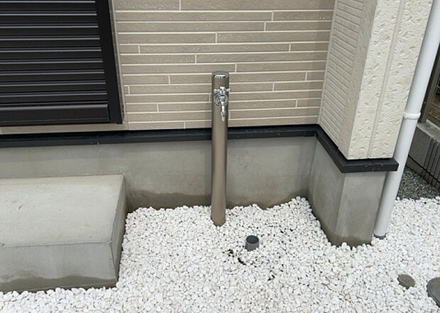 【その他設備】敷地内には、散水栓や立水栓があります。水道水を直接利用できるため、水を運ぶ手間を省くことが出来ます。大量の水を必要とする洗車作業や清掃などに役立ちます。その他設備とあわせて、現地でご確認ください。